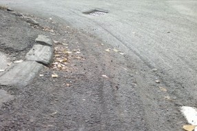 Neadekvatno saniran ivičnjak preko puta vatrogasaca