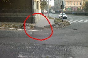 Neadekvatno saniran ivičnjak preko puta vatrogasaca