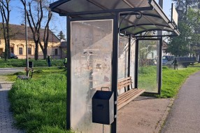 Autobuska stajališta u Bajmoku puna smeća