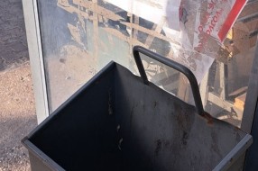Autobuska stajališta u Bajmoku puna smeća