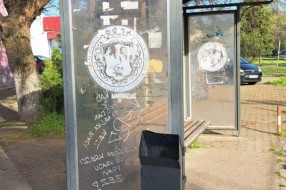 Autobuska stajališta u Bajmoku puna smeća