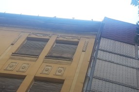 Daska sa krova u centru grada samo što ne otpadne!