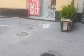 Daska sa krova u centru grada samo što ne otpadne!