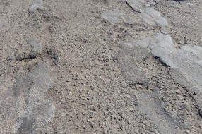 Veliko oštećenje na raskrsnici Batinske ulice i glavnog puta