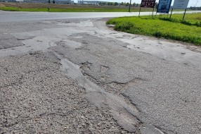 Veliko oštećenje na raskrsnici Batinske ulice i glavnog puta