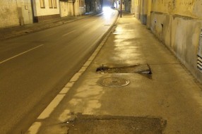 Rupe na pešačkoj stazi u Čarnojevićevoj godinama tako ostavljene