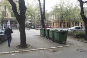 Kontejneri za otpad na početku ulice Matka Vukovića