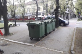 Kontejneri za otpad na početku ulice Matka Vukovića