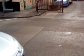 Ograda i žardinjere ometaju saobraćaj u Nušićevoj i dvorišnom delu Cara Dušana
