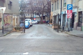 Ograda i žardinjere ometaju saobraćaj u Nušićevoj i dvorišnom delu Cara Dušana