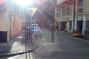 Ograda i žardinjere ometaju saobraćaj u Nušićevoj i dvorišnom delu Cara Dušana