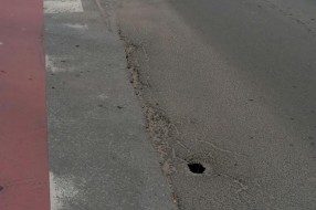 Rupa na asfaltu na glavnom putu kod Sarić spomenika