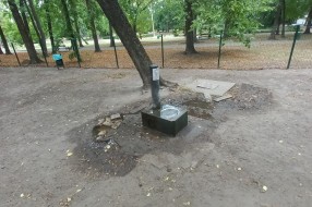 Česma u parku za pse neprestano teče