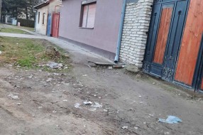 Uništen trotoar u ulici Hušvet Lajoša