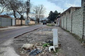 Uništen trotoar u ulici Hušvet Lajoša