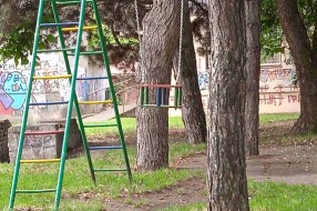 Razvaljena ljuljaška na igralištu kod Centra za socijalni rad