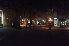 Slabo osvetljeni centar grada