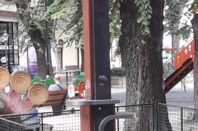 Zapušten MTS punjač telefona ispred Maksija u centru