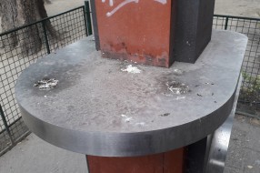 Zapušten MTS punjač telefona ispred Maksija u centru