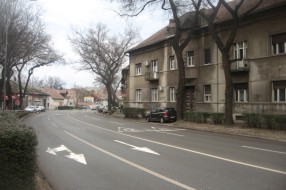 Rizično parkiranje na "divljem parkingu" u ulici Maksima Gorkog