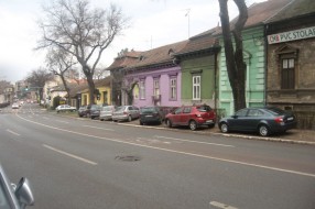 Rizično parkiranje na "divljem parkingu" u ulici Maksima Gorkog