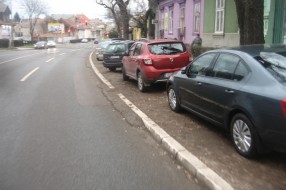 Rizično parkiranje na "divljem parkingu" u ulici Maksima Gorkog