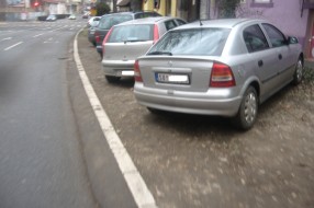Rizično parkiranje na "divljem parkingu" u ulici Maksima Gorkog
