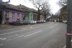 Rizično parkiranje na "divljem parkingu" u ulici Maksima Gorkog
