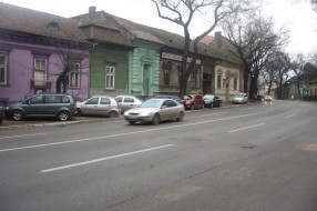 Rizično parkiranje na "divljem parkingu" u ulici Maksima Gorkog