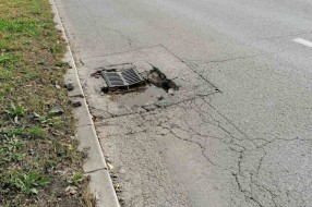Udarna rupa uz slivnik na Beogradskom putu