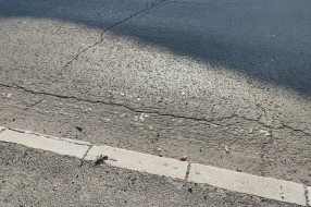 Izbledeo pešački prelaz na raskrsnici Beogradski put i Đure Daničić ulice