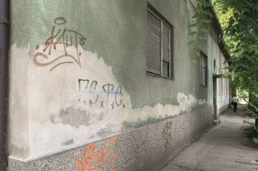 Opasnost od padanja table sa nazivom ulice
