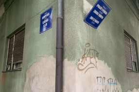 Opasnost od padanja table sa nazivom ulice