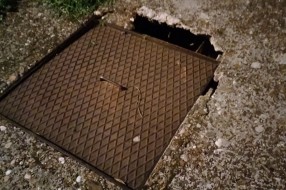 Propada kanalizacioni otvor na Beogradskom putu iza zgrade broj 107