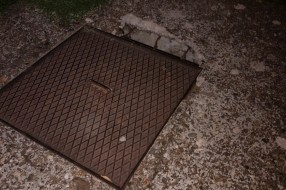Propada kanalizacioni otvor na Beogradskom putu iza zgrade broj 107