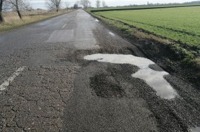 Velike udarne rupe na putu Stari Žednik - Đurđin