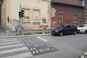 Parkiranje ispred semafora u Harambašićevoj ulici