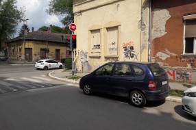 Parkiranje ispred semafora u Harambašićevoj ulici