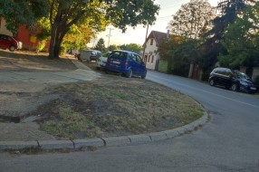 Nepregledna raskrsnica (izlaz iz Heroja Pinkija na glavnu Teslinu ulicu)