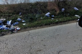 Smeće pored puta ispada sa kamiona (Bikovački put)