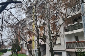 Breze ugrozavaju bezbednost prolaznika ispred zgrade broj 10 u Ulici Nade Dimić