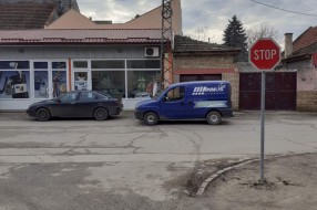 Oboren saobraćajni znak i parkiranje na zelenoj površini (ugao ulica Laze Mamužića i Mažuranićeve)