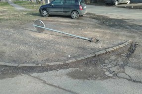 Oboren saobraćajni znak i parkiranje na zelenoj površini (ugao ulica Laze Mamužića i Mažuranićeve)
