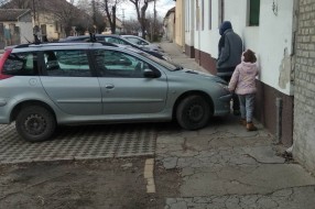 Bahato parkiranje na Bajskom putu, kod vrtića "Plavi zec"