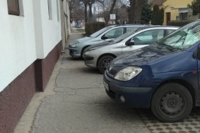 Bahato parkiranje na Bajskom putu, kod vrtića "Plavi zec"