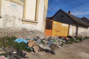 Nagomilavanje smeća na kraju Velebitske ulice