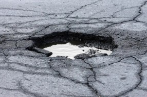 Deonica puta od Bratstva do petlje Subotica-jug puna udarnih rupa