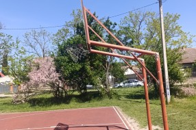 Koš na igralištu kod Nirvane je nakrivljen