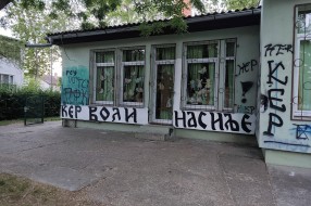 Grafiti po fasadi u vrtiću "Ciciban" - naselje Ker