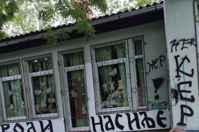 Grafiti po fasadi u vrtiću "Ciciban" - naselje Ker